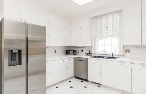 Burlington House | Spacious 4-bedroom house on Golf Course in charming Burlington.