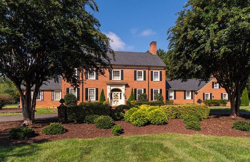 Burlington House | Spacious 4-bedroom house on Golf Course in charming Burlington.