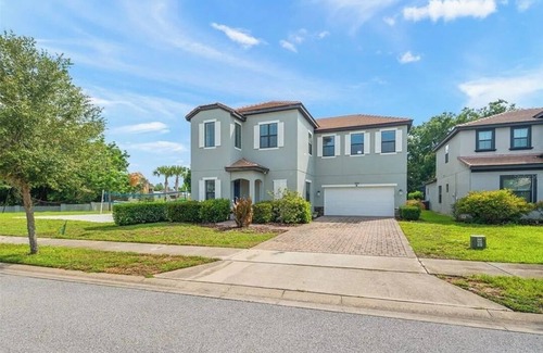 Haines City House | Spacious 4-bedroom house with WiFi, private pool, in the beautiful Haines City