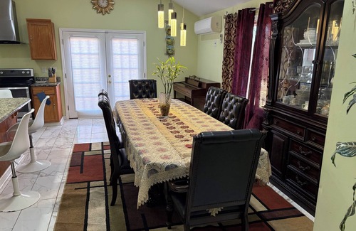 Normal House | Spacious 4-bedroom house with AC and WiFi in charming Huntsville