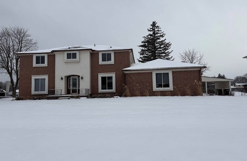 Shelby Township House | Spacious 4-bedroom house in welcoming Shelby Twp on a lake with WiFi, AC