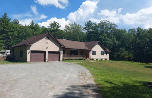 Glen Spey House | Spacious 4 bedroom house with a private pool in a quiet area