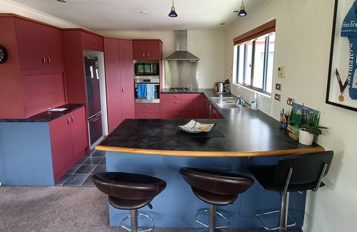 Takaka House | Spacious 4-bedroom home and garden
