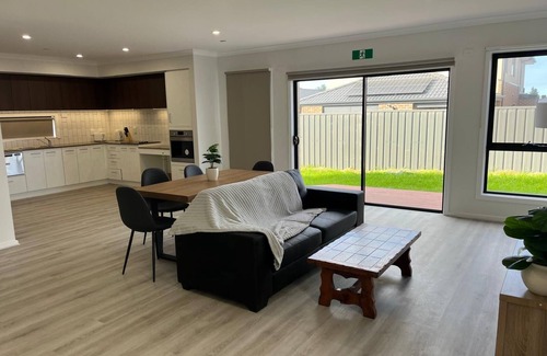 Mambourin House | Spacious 4-bedroom house with WiFi, AC in tranquil Werribee