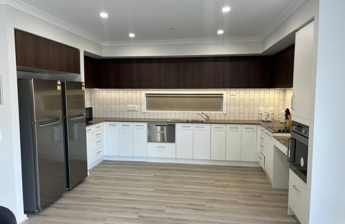 Mambourin House | Spacious 4-bedroom house with WiFi, AC in tranquil Werribee