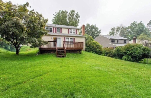 Foxcroft Square House | Spacious 4-bedroom house in peaceful Glenside with WiFi, AC