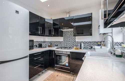 College Park and Old Oak House | Spacious 4 bedroom House with a Private Garden