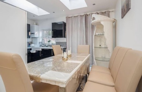 College Park and Old Oak House | Spacious 4 bedroom House with a Private Garden