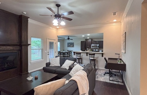 Clovis House | Spacious 4-bedroom house with WiFi, AC in welcoming Clovis