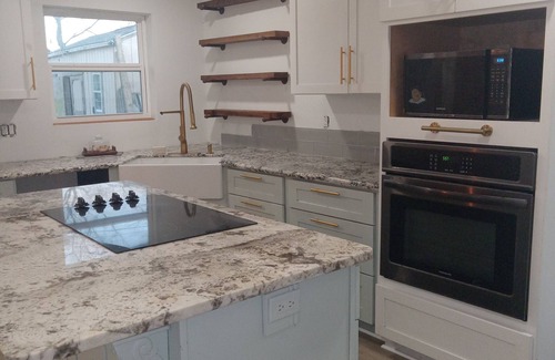 Orange House | Spacious 4-bedroom house in beautiful Orange with WiFi, AC
