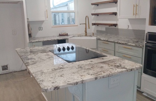Orange House | Spacious 4-bedroom house in beautiful Orange with WiFi, AC
