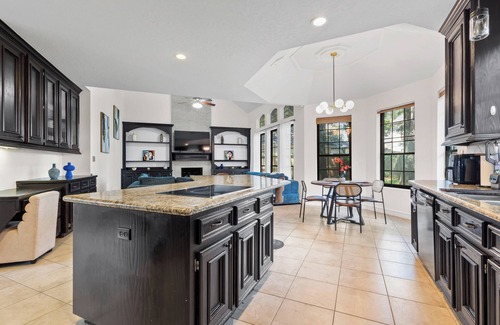 Barker House | Spacious 4-bedroom oasis with fitness space and pedestal tub in Houston