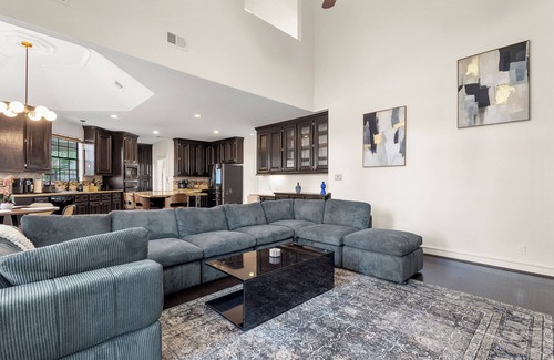 Barker House | Spacious 4-bedroom oasis with fitness space and pedestal tub in Houston