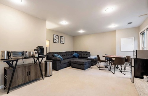 Oakton House | Spacious 4-bedroom townhome in Oakton with AC, WiFi