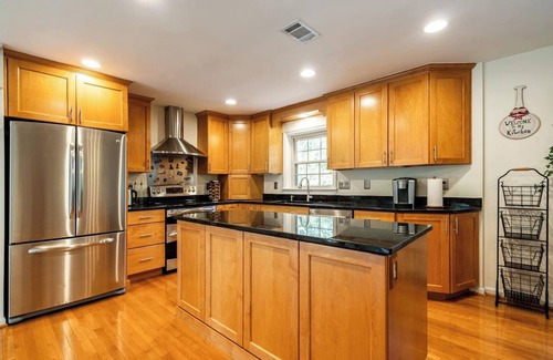 Oakton House | Spacious 4-bedroom townhome in Oakton with AC, WiFi
