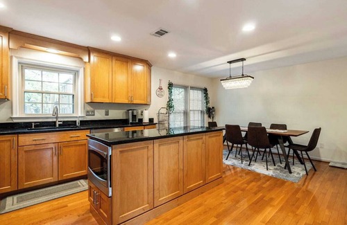 Oakton House | Spacious 4-bedroom townhome in Oakton with AC, WiFi