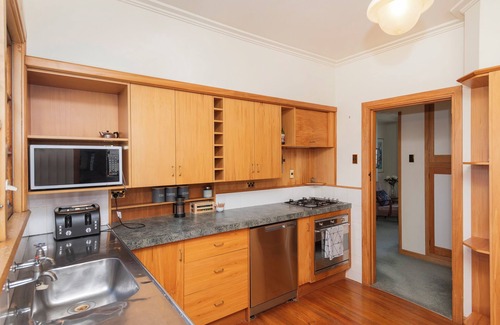 Gisborne House | Spacious 4 Bedroomed Art Deco Charm - Inner City on the River.