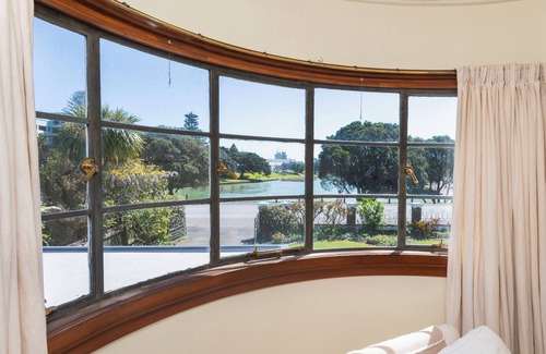 Gisborne House | Spacious 4 Bedroomed Art Deco Charm - Inner City on the River.
