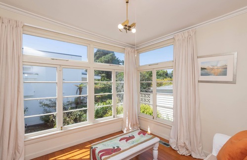 Gisborne House | Spacious 4 Bedroomed Art Deco Charm - Inner City on the River.