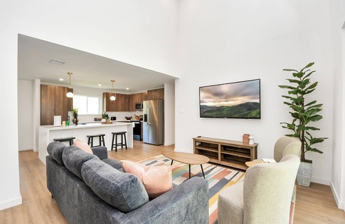 Greater East End House | Spacious 4b/4.5b house in quiet East Dwn Twn neighborhood. Private parking