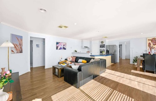 Narre Warren South House | Spacious 4BR 2bath Family Home near Casey Central