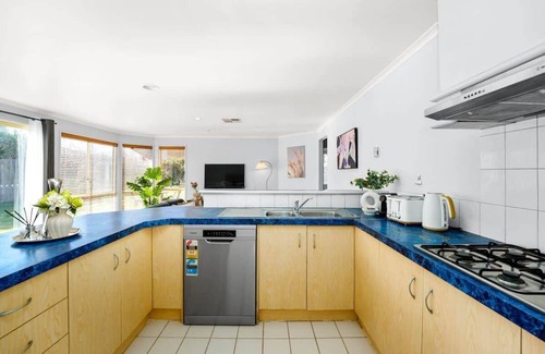 Narre Warren South House | Spacious 4BR 2bath Family Home near Casey Central