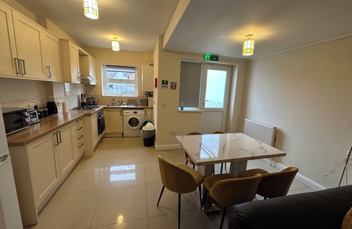 Woking Apartment | Spacious 4Bed Home Near Woking Attractions & Nature suitable for family &friends
