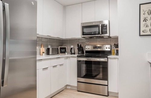 Fourth Ward Apartment | Spacious 4BR 3 Kings + Queen Walk to NFL