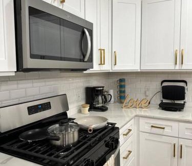 Irving House | Spacious 4BR Home, Lux Hot Tub & Secure Gated Yard, Near Airport & Attractions