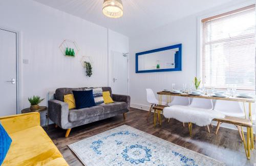 Eccles House | Spacious 4BR Home with 3 Baths, Manchester Stay