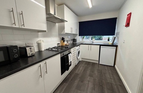 Crawley House | Spacious 4BR House Near Gatwick✈️