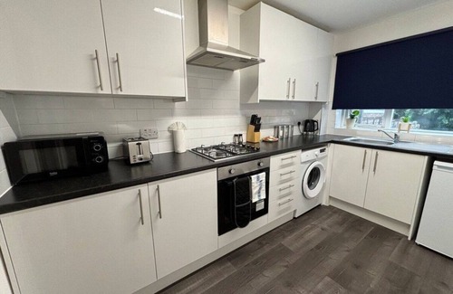 Crawley House | Spacious 4BR House Near Gatwick✈️