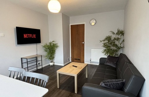 Crawley House | Spacious 4BR House Near Gatwick✈️