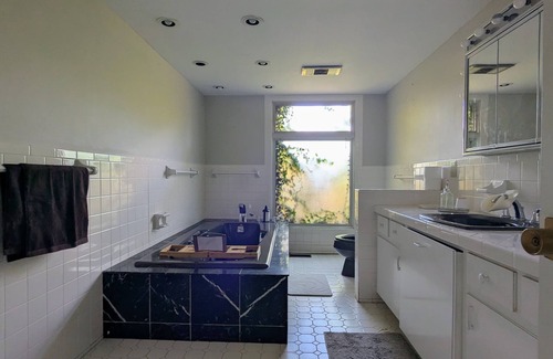 Dayton House | Spacious 4BR Mid-Century Modern Retreat in Dayton with Play room and Patio