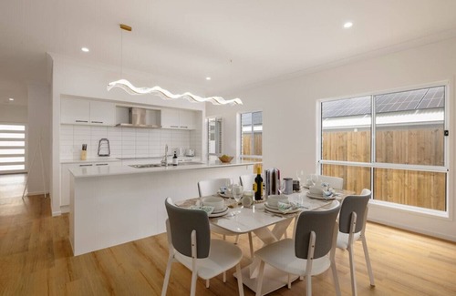 Greenbank House | Spacious 4BR Modern Home by Parks & Forest