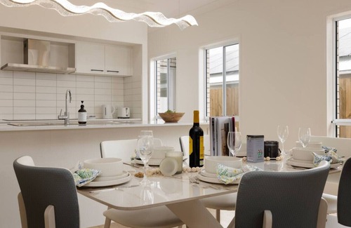 Greenbank House | Spacious 4BR Modern Home by Parks & Forest