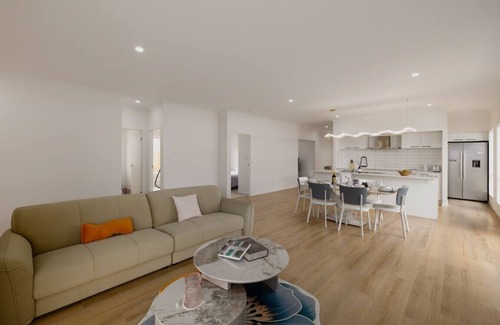 Greenbank House | Spacious 4BR Modern Home by Parks & Forest