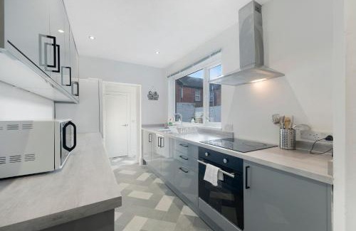 Darlington House | Spacious 4BR on Leafield Rd