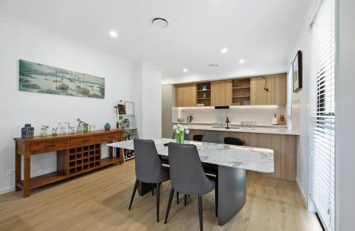 Gold Coast House | Spacious 4BR Townhouse in Prime Location