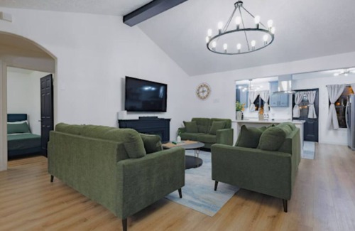 Clodine House | Spacious 4BRM home with pool & fitness/game room located in Houston