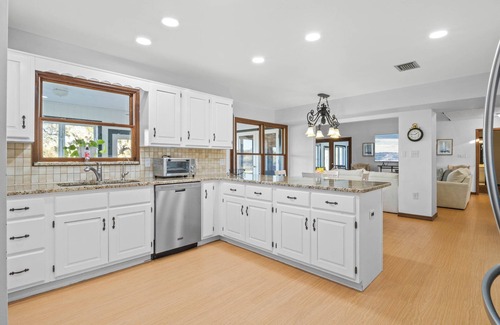 Oviedo House | Spacious 5,700SQT+ estate centrally located on a 20-acre with pool and barn/RV
