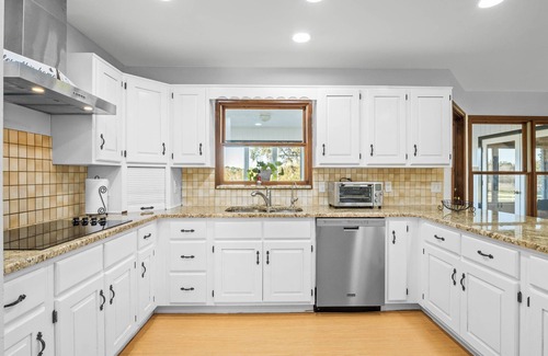 Oviedo House | Spacious 5,700SQT+ estate centrally located on a 20-acre with pool and barn/RV