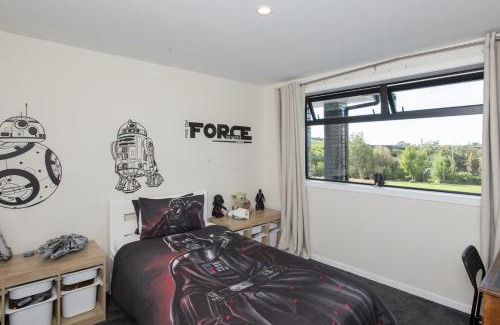 Okitu House | Spacious 5 Bed Home 2 Mins to Beach