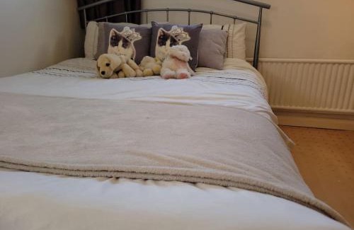 Horsham House | Spacious 5 Bedroom 11 Guest Family House in Horsham