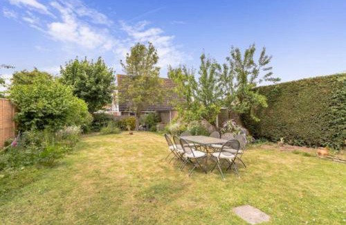 Horsham House | Spacious 5 Bedroom 11 Guest Family House in Horsham