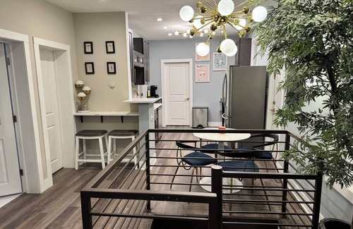 Pilsen House | Spacious 5-bedroom, 2.5 baths Coach House in East Pilsen with A/C and WIFI