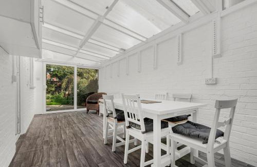 Ashford House | Spacious 5-Bedroom 2-Bath Home in Stanwell