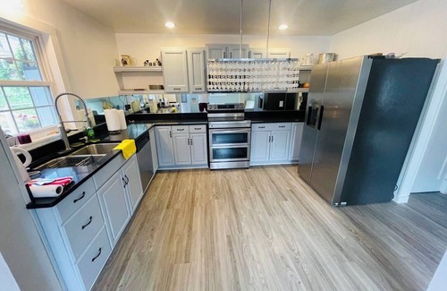 Ashland House | Spacious 5-bedroom apartment in charming Ashland with WiFi