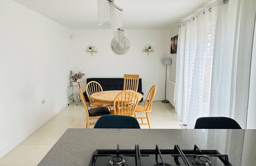 Kirknewton House | Spacious 5-bedroom house in charming East Calder with WiFi