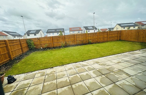 Kirknewton House | Spacious 5-bedroom house in charming East Calder with WiFi